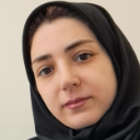 مشتری خانم با حجاب کامل راضی از خدمات شهر تعمیر