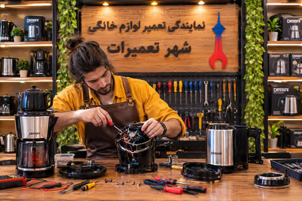 تکنسین مجرب شهر تعمیرات در حال بررسی مشکل سماور برقی دسینی Dessini