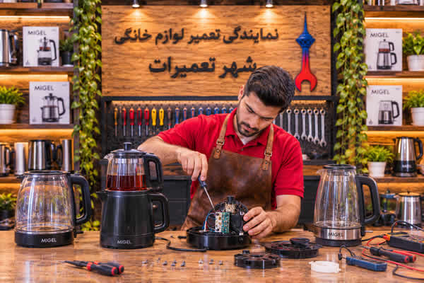 تکنسین در حال کار روی چای ساز و کتری برقی میگل Migel