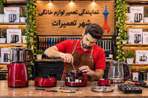تعمیرکار شهر تعمیرات در حال بررسی چای ساز و کتری برقی مولینکس Moulinex