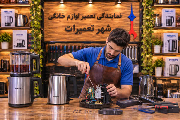 تعمیرکار مجرب شهر تعمیرات در حال عیب یابی چای ساز و کتری برقی فیلیپس Philips