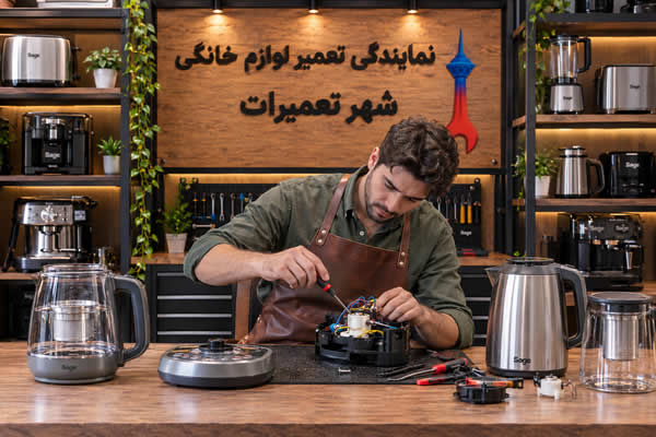 تکنسین در حال بررسی چای ساز و کتری برقی سیج Sage